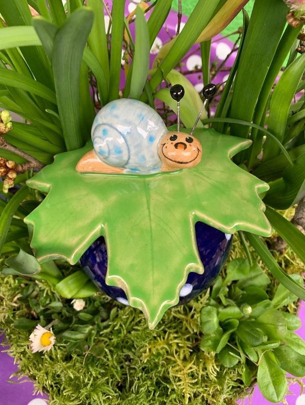 Gartenkugel mit Blatt und Schnecke in Dunkelblau/Hellblau - frostbeständig
