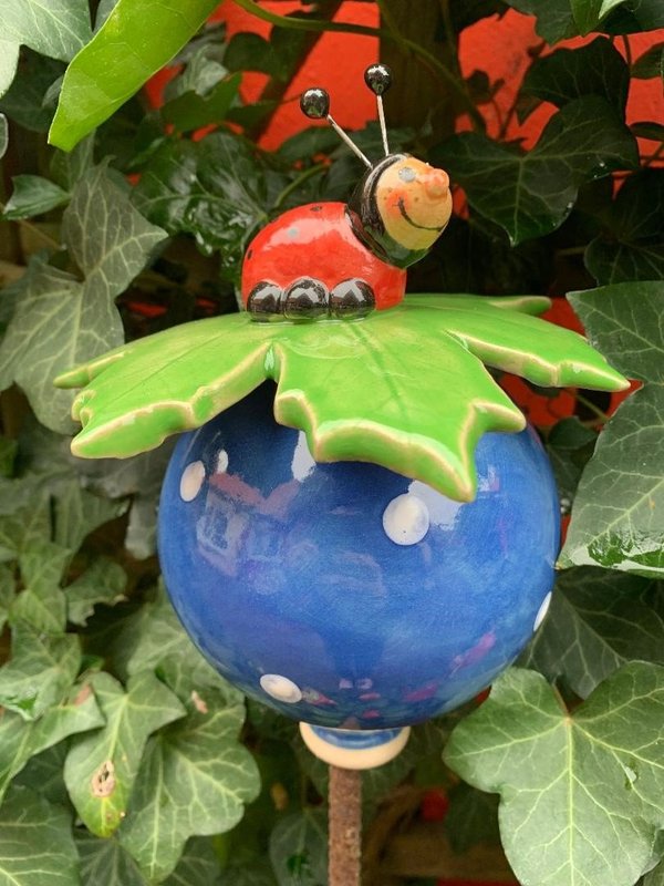 Gartenkugel mit Blatt und Marienkäfer in Blau/Rot - frostbeständig